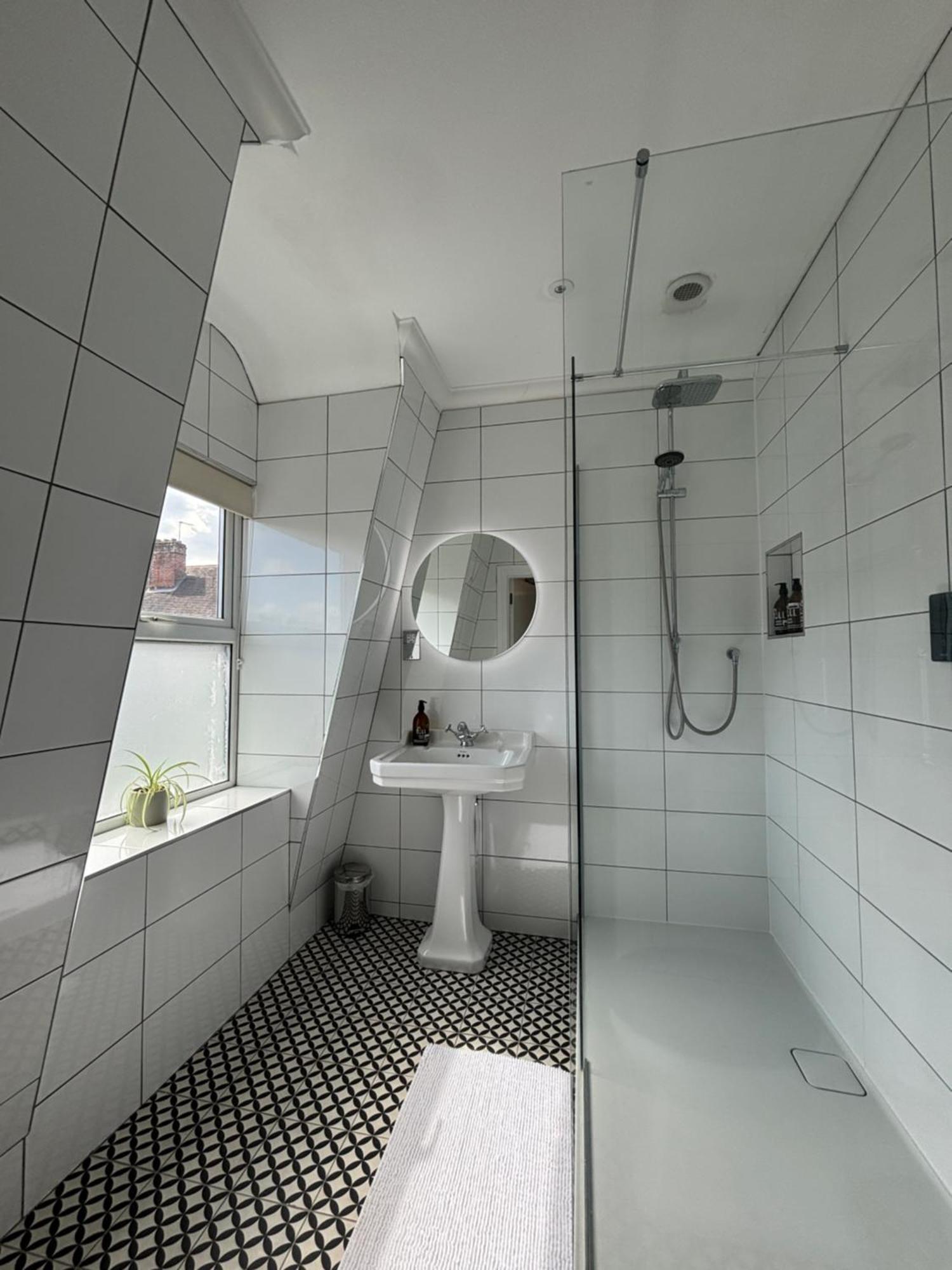 Large East Side Room Above G Grace & Son Tring Ngoại thất bức ảnh